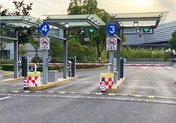 德亞虹橋機(jī)場停車場道閘案例